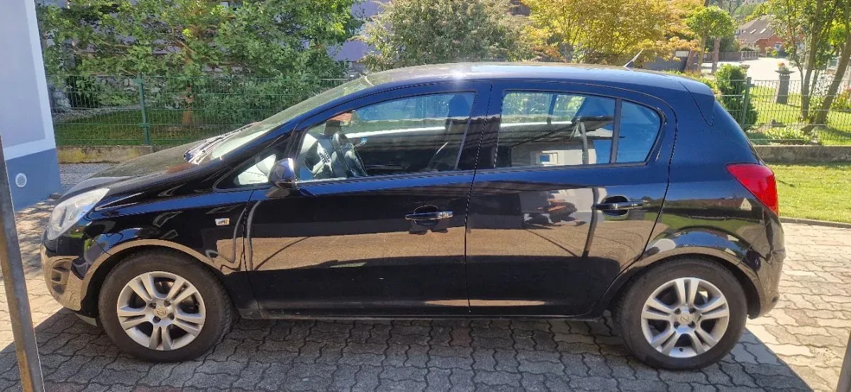 Opel Corsa 2011 photo 2