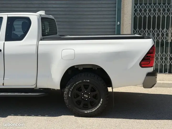 Toyota Hilux 2023 photo 4