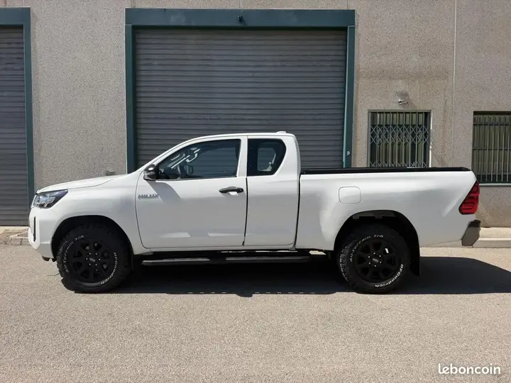 Toyota Hilux 2023 photo 3