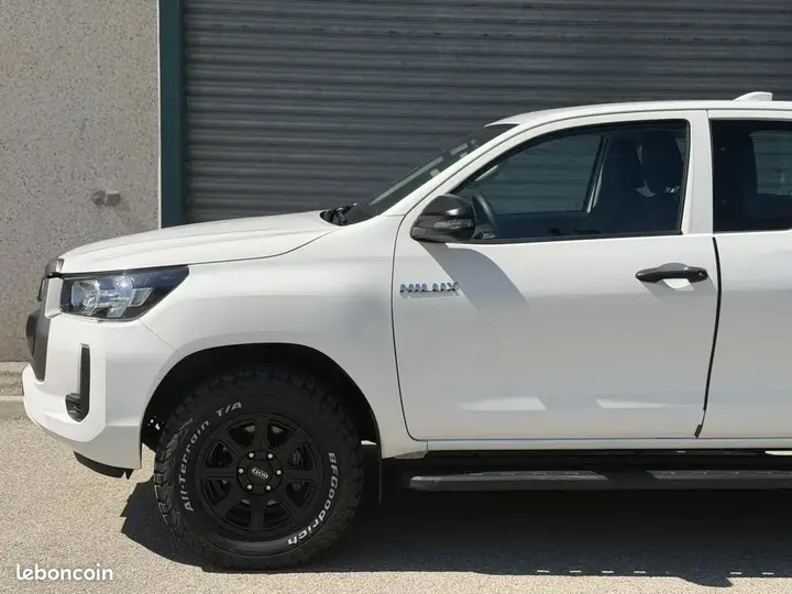Toyota Hilux 2023 photo 2