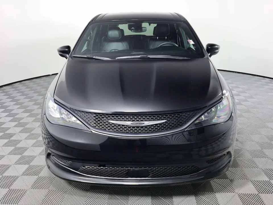 Chrysler Grand Caravan 2025 photo 2