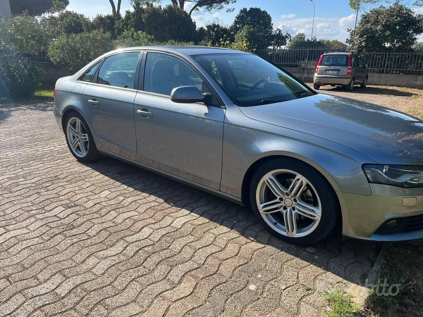 Audi A4 2011 photo 2