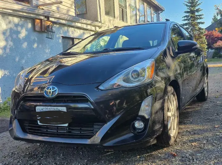 Toyota Prius C 2015 photo 2
