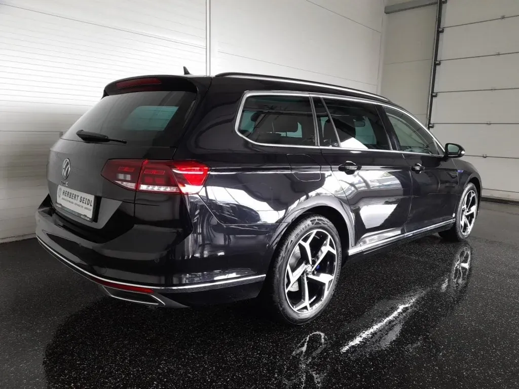 Volkswagen Passat 2021 photo 2