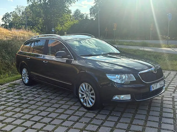 Skoda Superb 2012 photo 2