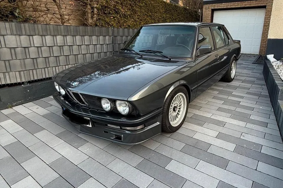 BMW E28 520I