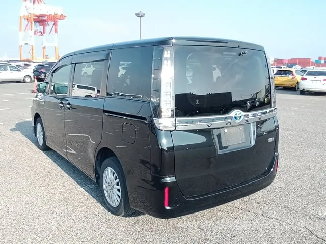 Toyota Voxy 2015 photo 3