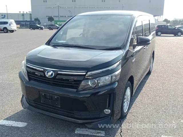 Toyota Voxy 2015 photo 2