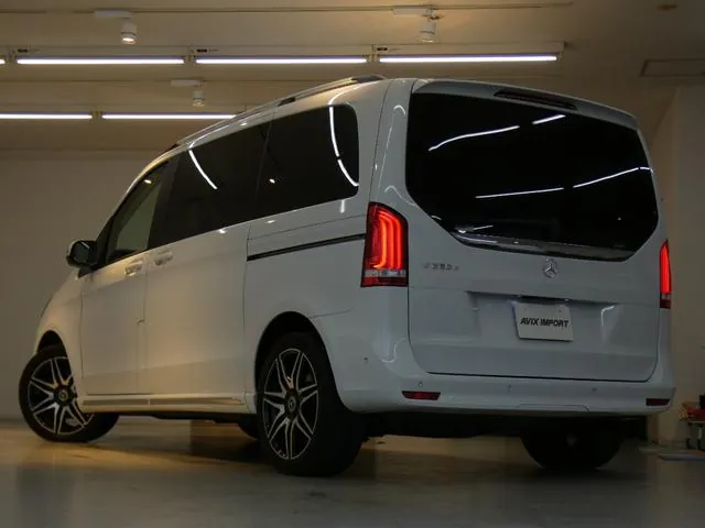 Mercedes-Benz V-Class 2023 photo 2