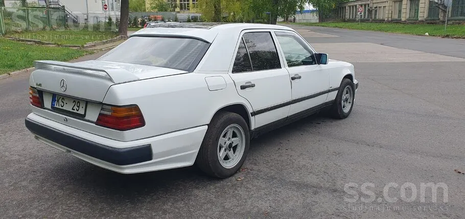 Mercedes-Benz E200 1987 photo 3