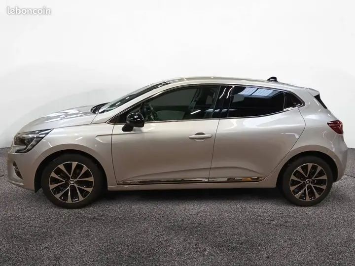 Renault Clio 2023 photo 2