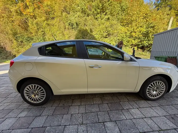 Alfa Romeo Giulietta 2012 photo 2
