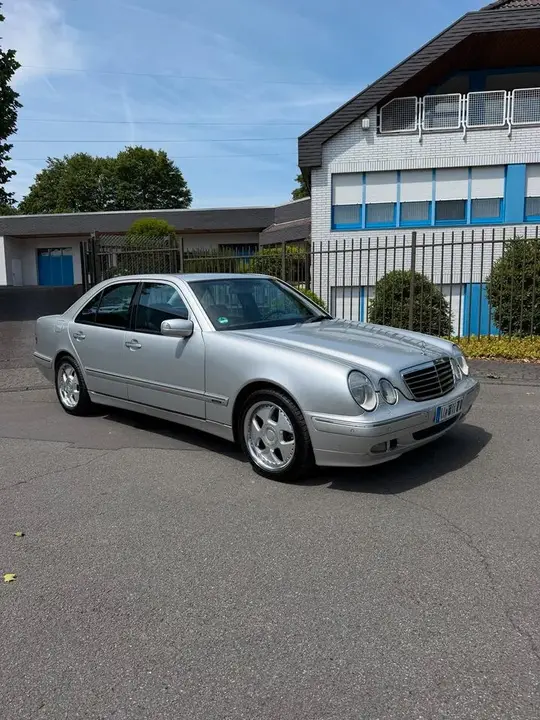 Mercedes-Benz W210