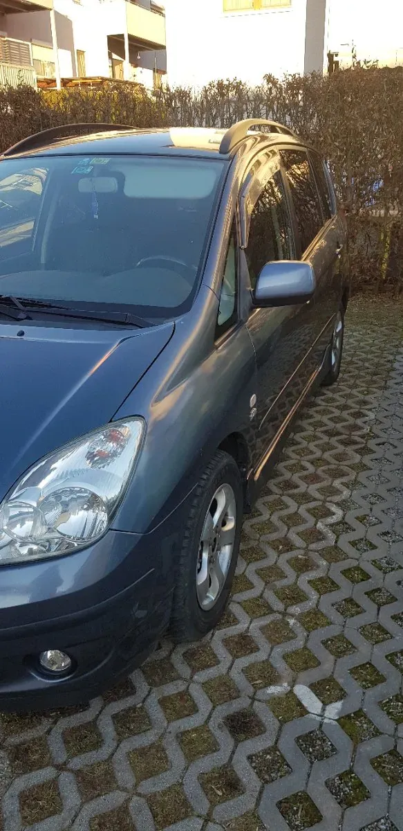 Toyota Corolla Verso 2003 photo 3