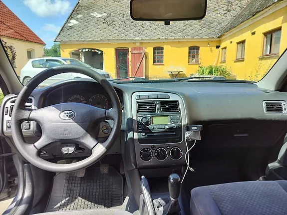 Toyota Avensis 2003 photo 5