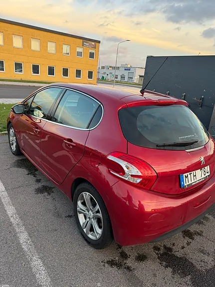 Peugeot 208 2012 photo 3