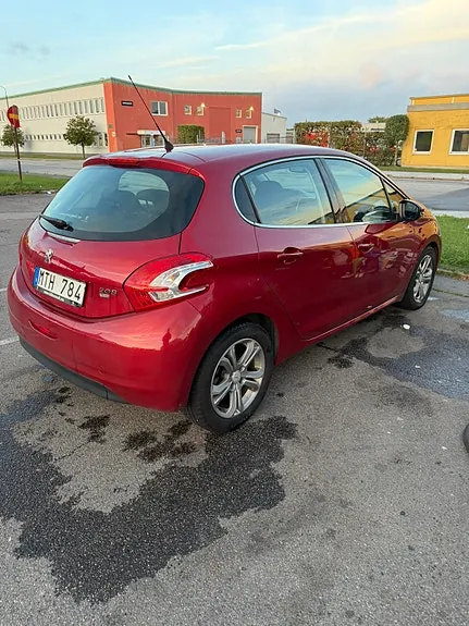 Peugeot 208 2012 photo 4