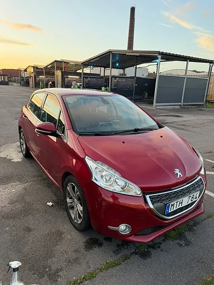 Peugeot 208 2012 photo 2