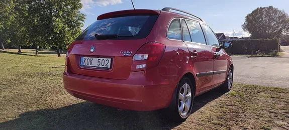 Skoda Fabia 2010 photo 2