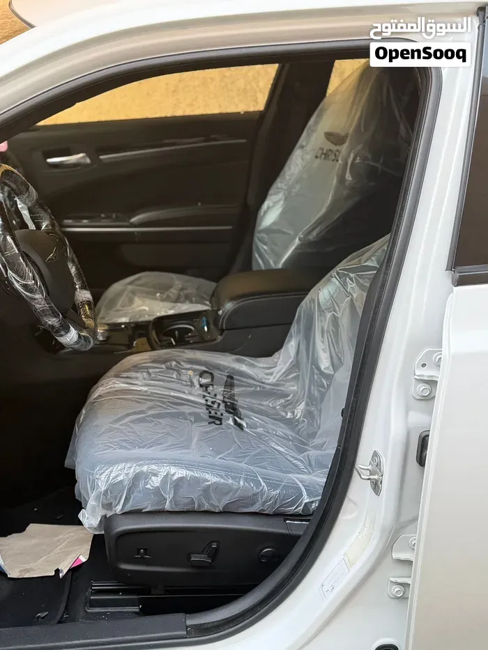 Chrysler 300 2023 photo 2