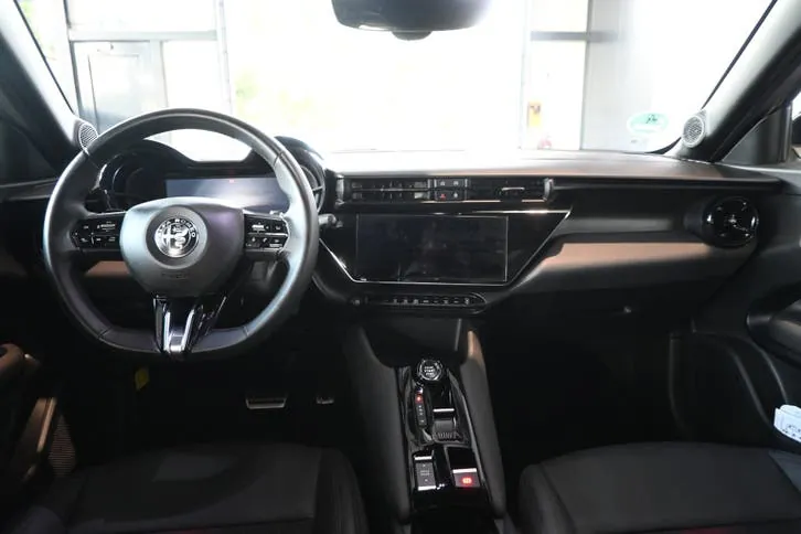 Alfa Romeo Junior 2025 photo 2