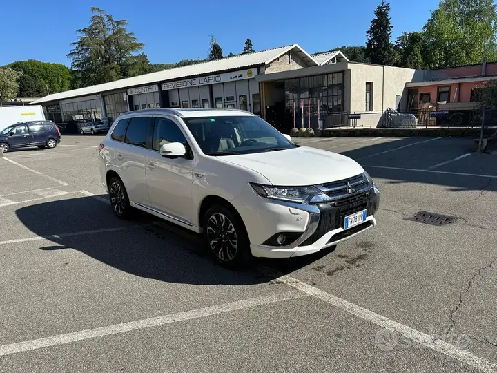 Mitsubishi Outlander 2018 photo 2