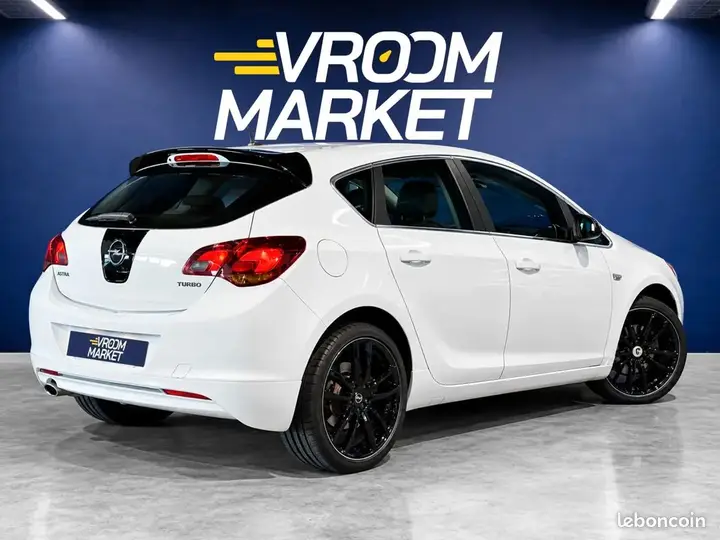 Opel Astra 2011 photo 2