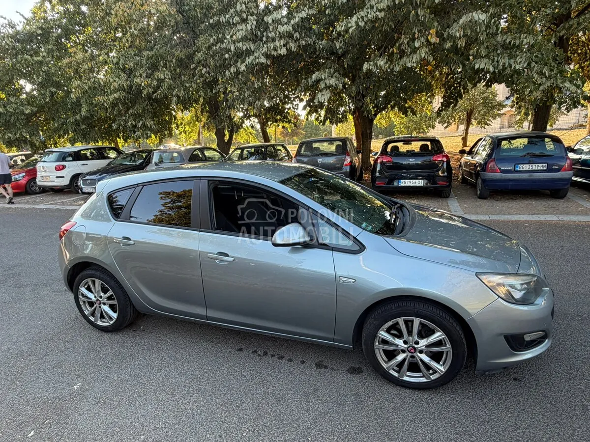Opel Astra J 2014 photo 4
