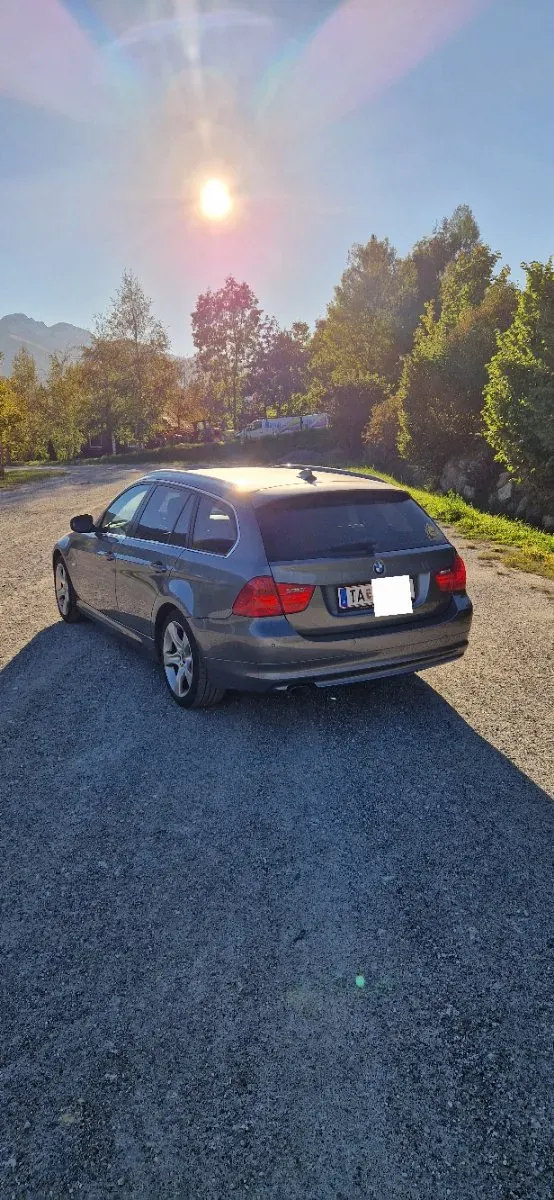 BMW 3 Series 2010 photo 3