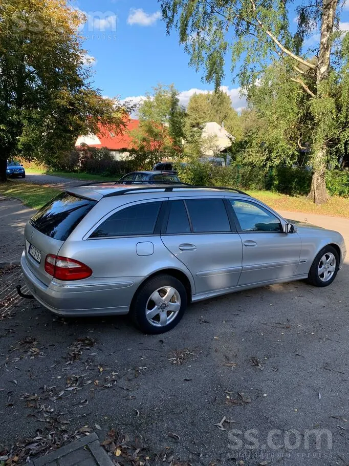 Mercedes-Benz E220 2004 photo 4