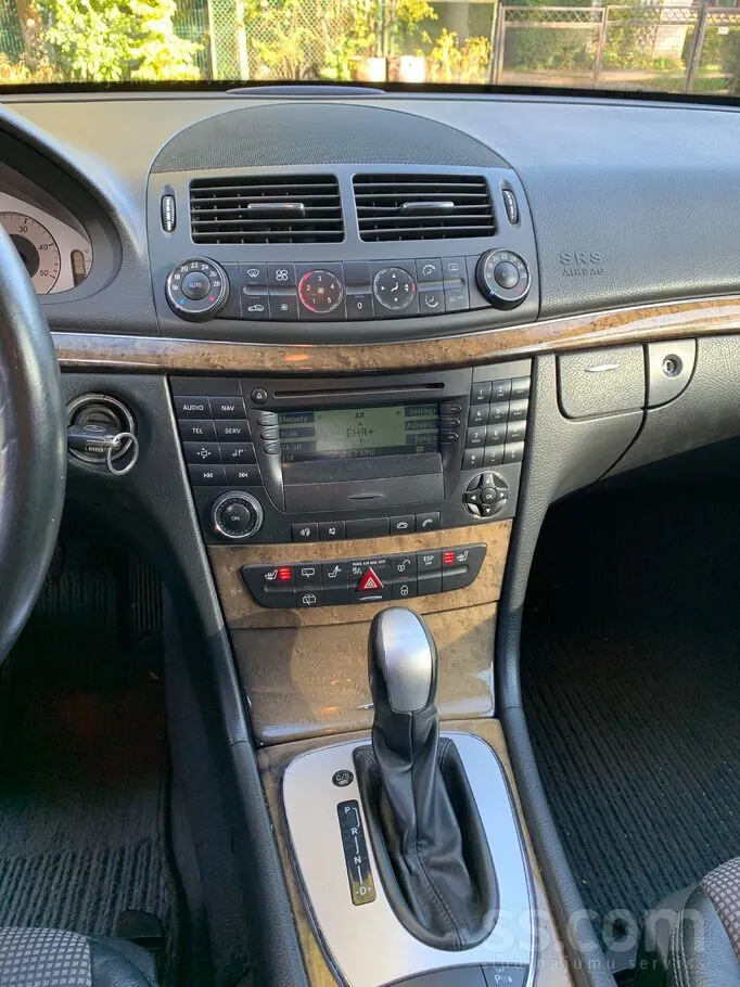 Mercedes-Benz E220 2004 photo 5