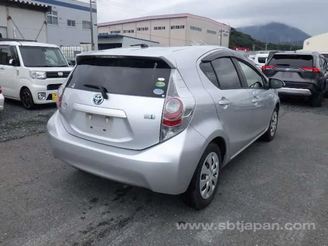 Toyota Aqua 2013 photo 4
