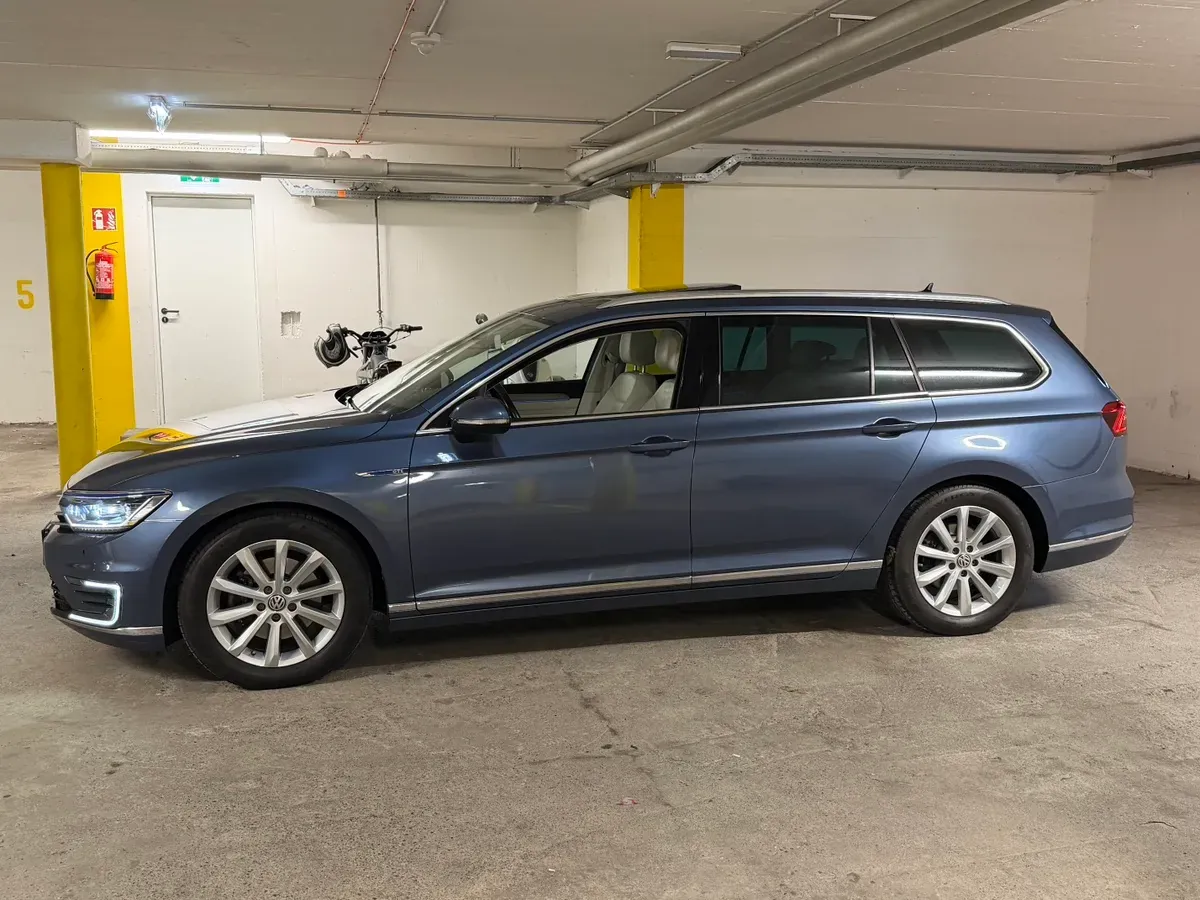 Volkswagen Passat 2018 photo 2