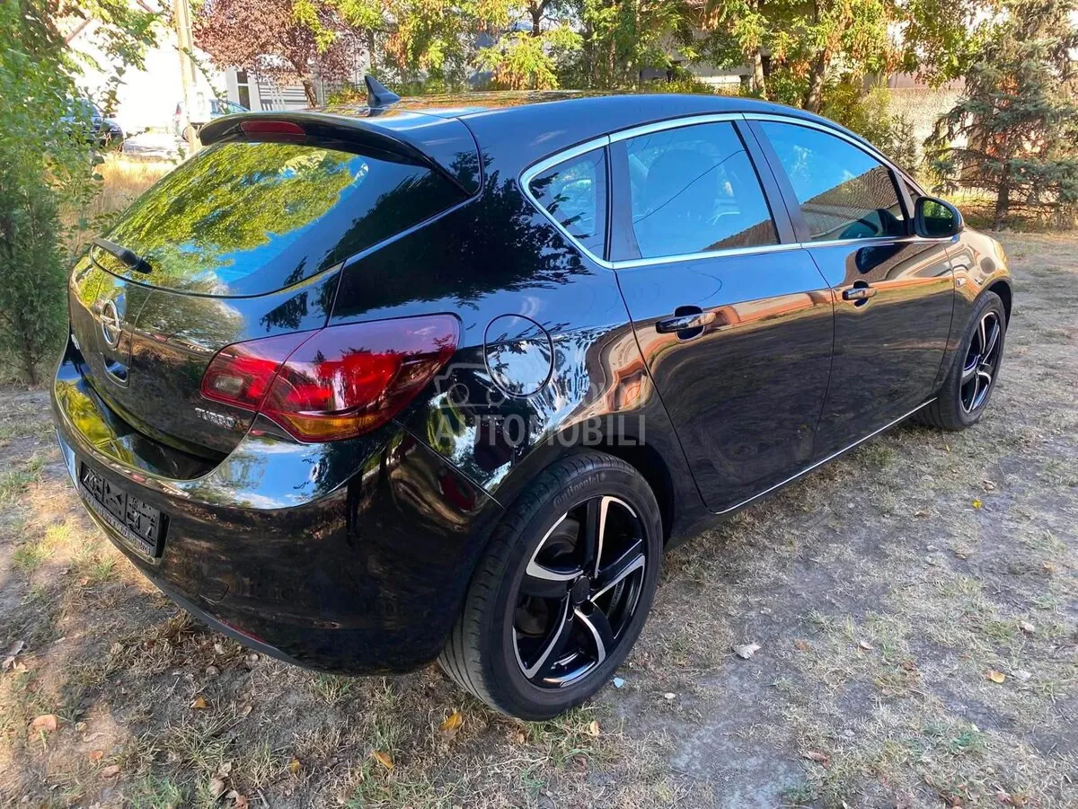 Opel Astra J 2011 photo 3