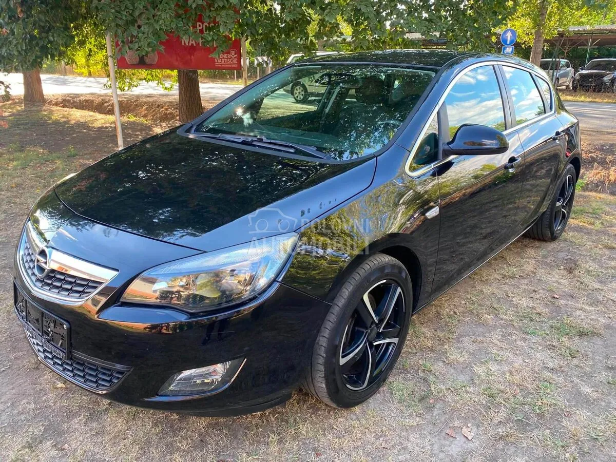 Opel Astra J 2011 photo 2