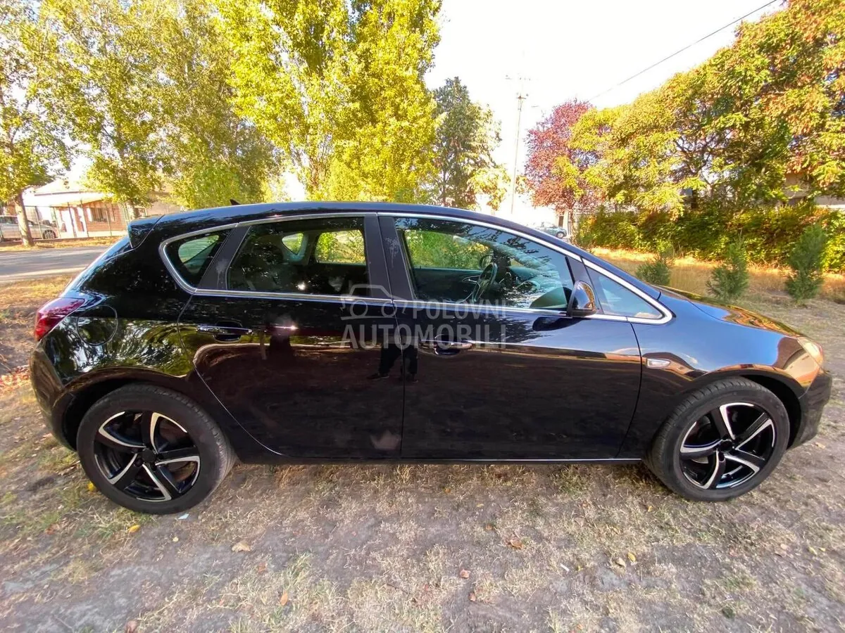 Opel Astra J 2011 photo 4
