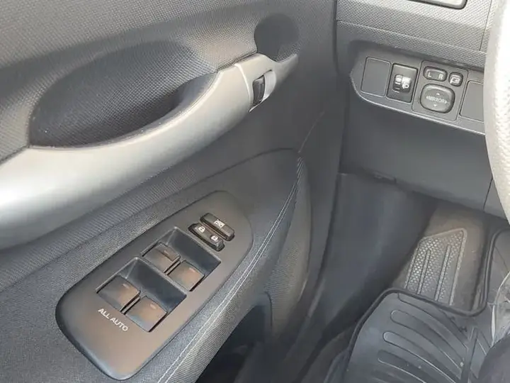 Toyota Auris 2011 photo 3