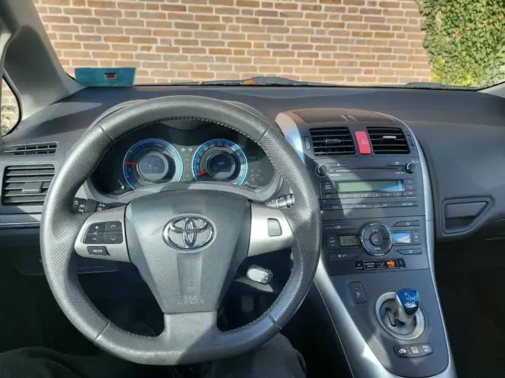 Toyota Auris 2011 photo 2