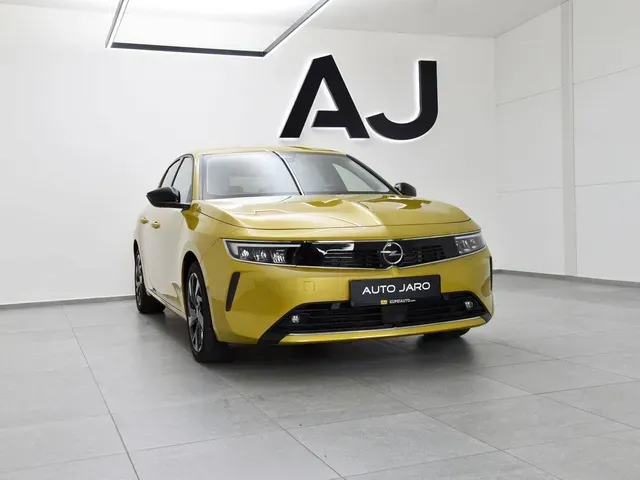 Opel Astra 2022 photo 2