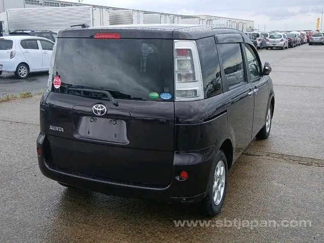 Toyota Sienta 2013 photo 4