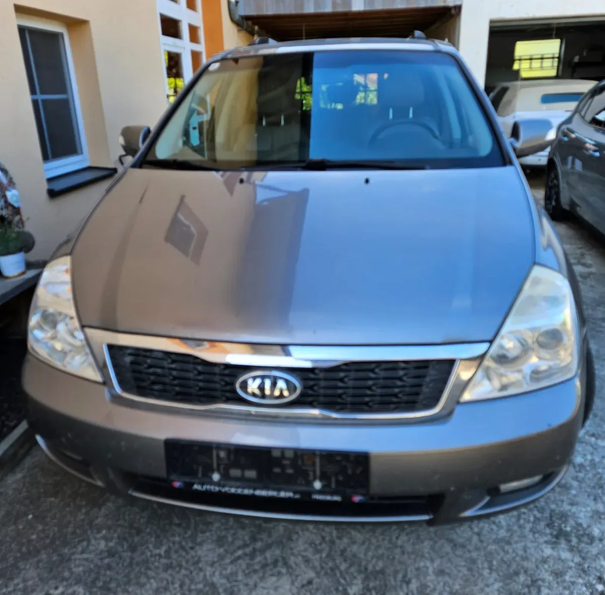 Kia Carnival 2011 photo 2