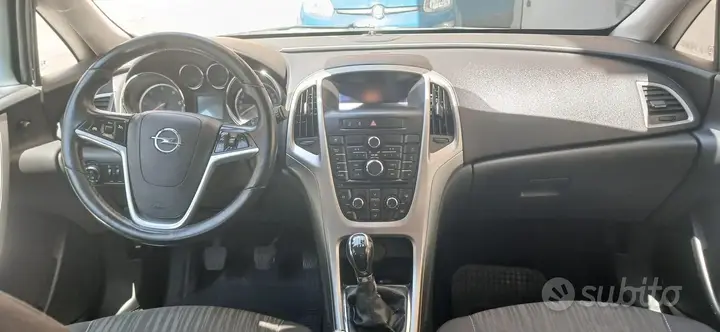 Opel Astra J 2010 photo 3