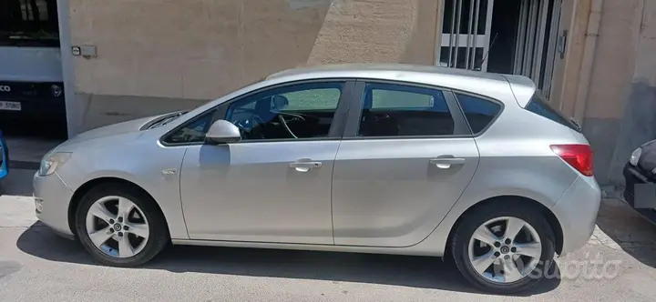 Opel Astra J 2010 photo 2