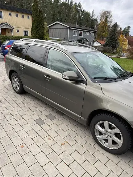 Volvo V70 2010 photo 2