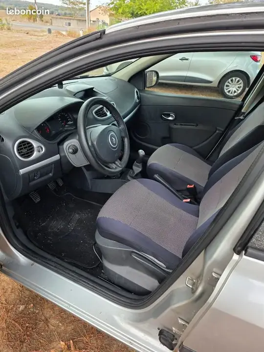 Renault Clio 2009 photo 3