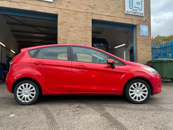 Ford Fiesta 2012 photo 2