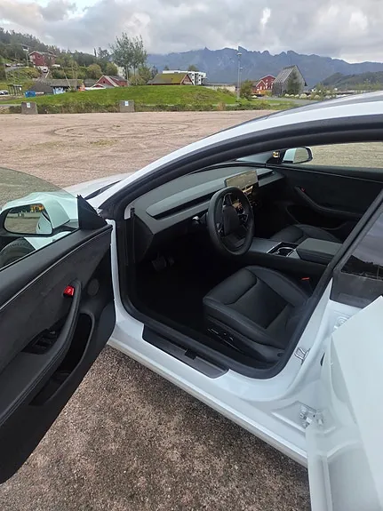 Tesla Model 3 2026 photo 3