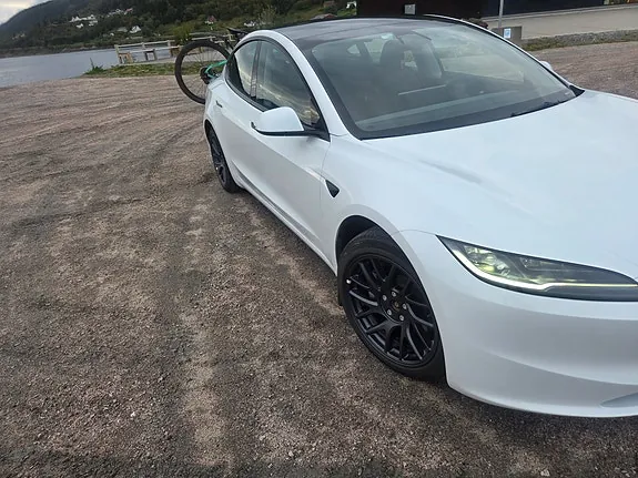 Tesla Model 3 2026 photo 5