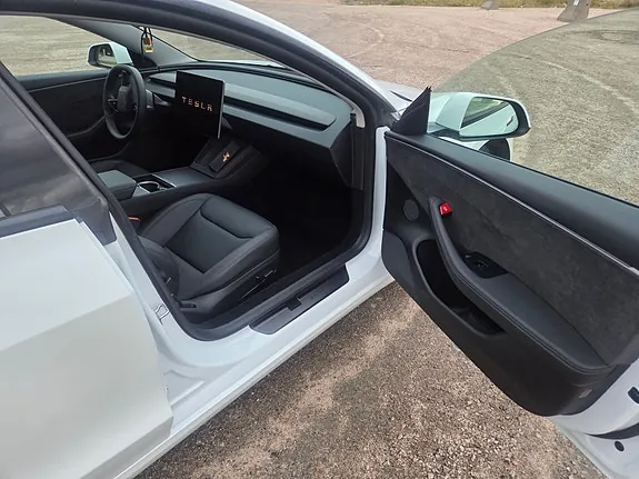 Tesla Model 3 2026 photo 4