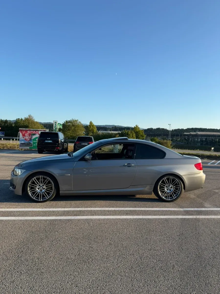 BMW 3 Series 2010 photo 3
